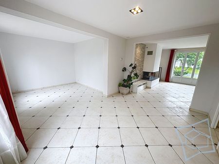 MAISON VOISINS LE BRETONNEUX - 8 pièce(s) - 182.56 m2 - Photo 2