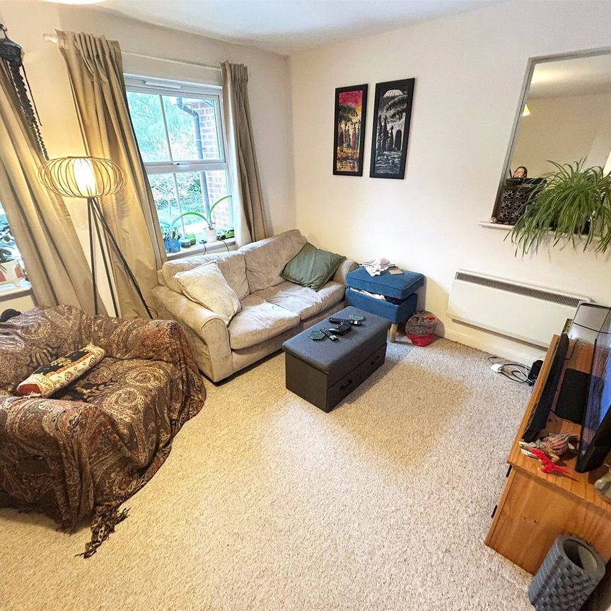 Poplar Close, Bracknell Poplar Close, Bracknell - Photo 2