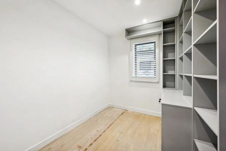 3 bedroom house in London - Photo 5