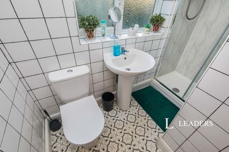 4 bedroom detached house to rent - Photo 2