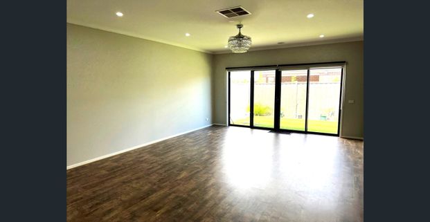 Live in Comfort: Spacious 4-Bedroom Home with Prime Location!! - Photo 1