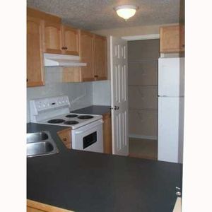 Great 2 bdrms apartment for rent off Centre ST NW! - Photo 2