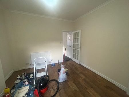 REDECORATED***TWO DOUBLE BEDROOM***LIVING ROOM***DINING ROOM***FITTED KITCHEN***FAMILY BATHROOM. BILLS NOT INCLUDED. - Photo 3