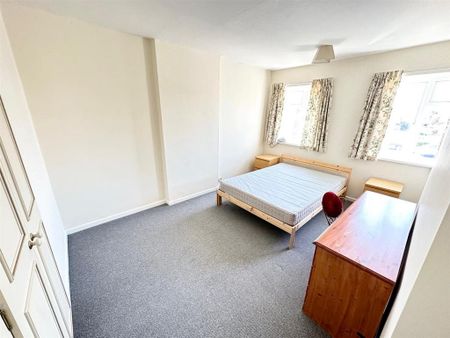 4 bedroom semi-detached house to rent - Photo 3