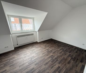 Frisch renovierte 3-Zimmer-Dachgeschosswohnung in ruhiger Lage von ... - Photo 1