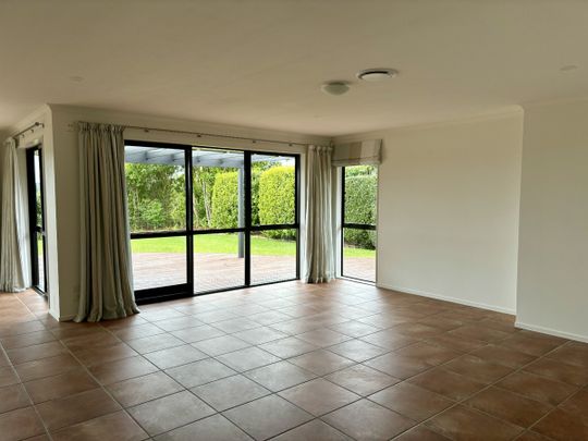 Large modern 4 Bed - Rarere Tce - Photo 1