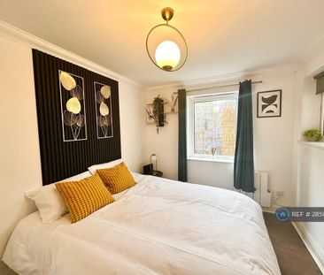 1 bedroom in a flat share to rent - Photo 5