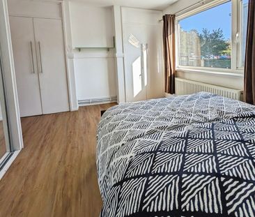 Warburton Road, SO19 - Photo 3