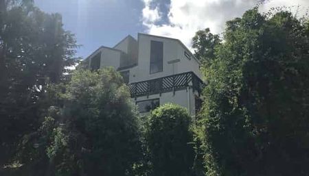 Refurbished Spacious 4-Bedroom Family Home with Valley Views - Photo 4