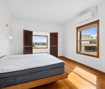 Art Deco 2 Bedroom Plus Study with Breathtaking Water Views - Photo 1