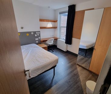 8 Bed Terraced House, Great Western St, M14 - Photo 3