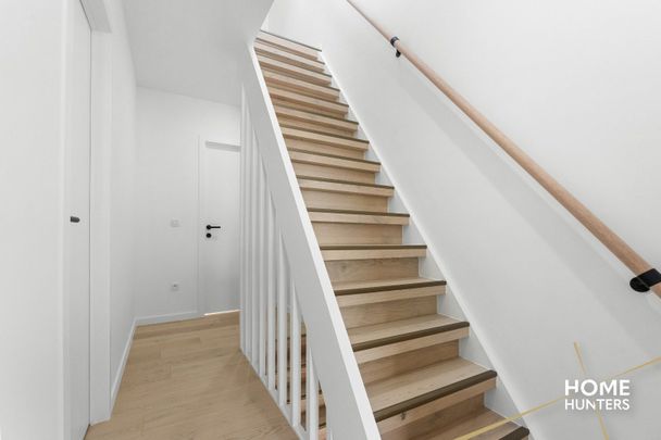 Volledig gerenoveerde woning (anno 2025) met 3 ruime slaapkamers, ruime garage + tuin te Ieper - Photo 1