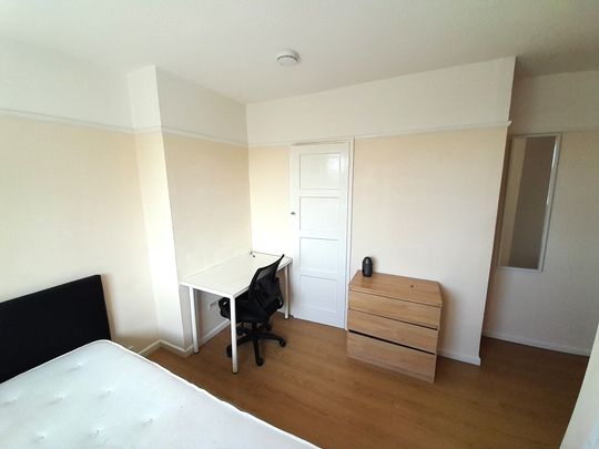 5 bed semi-detached house to rent in Close, Norwich, NR5 - Photo 1