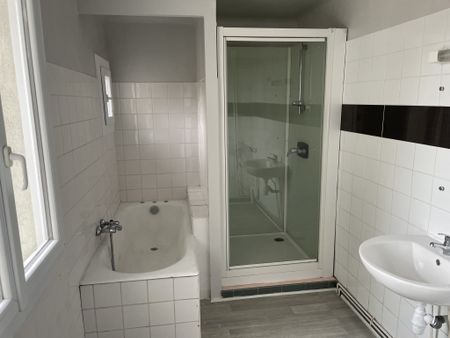 Location Appartement 4 pièces 83m² CHATELLERAULT 86100 - Photo 2