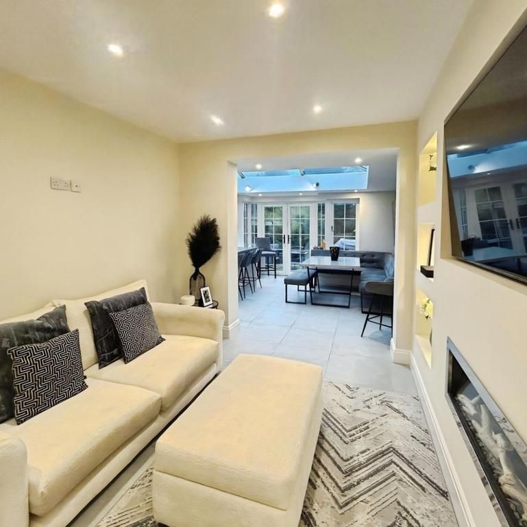 3 bedroom semi-detached house to rent - Photo 1