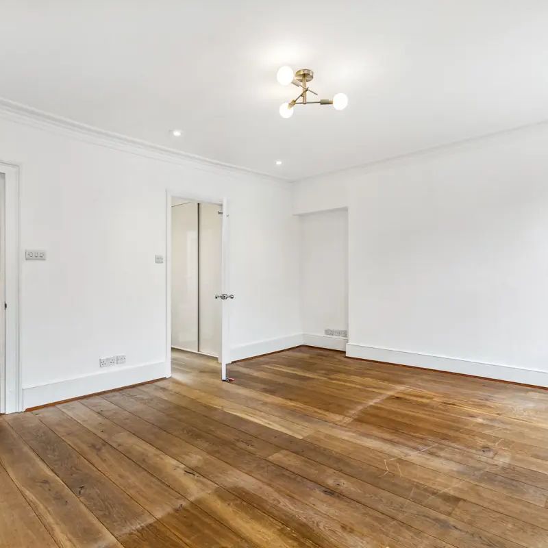 4 bedroom maisonette in London - Photo 1