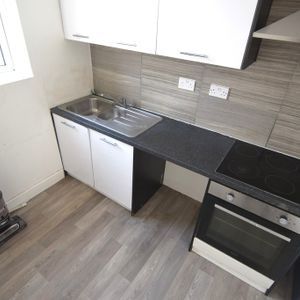 To Let Studio - Photo 2