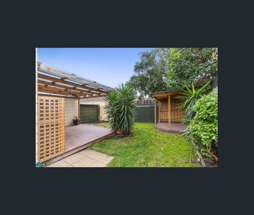 Hamptons-Style 3-Bed Townhouse with Private Courtyard - Photo 4