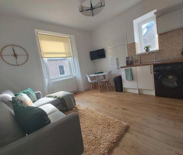 2 bedroom flat to rent - Photo 2