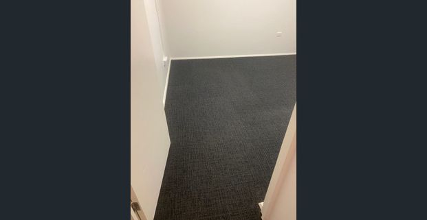 Very Private in the heart of Engadine Centre. Walk to all amenities Bus and Trains. - Photo 1