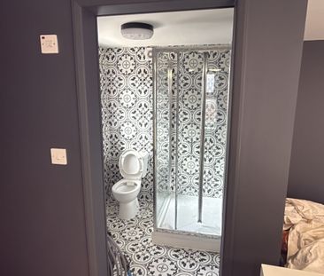 Newly Built studio flat with seperate entrance- £1100 - Photo 2