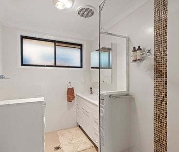 Light, bright and spacious family home. - Photo 2