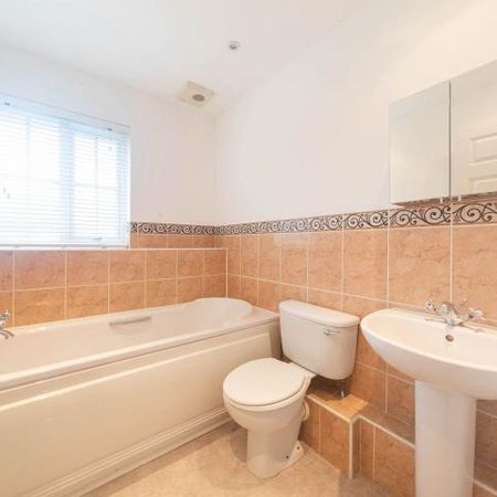 4 Bedroom, 3 bath, 1 reception Terraced House - Photo 4