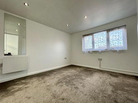 3 Bedroom House - Mid Terrace To Let - Photo 5