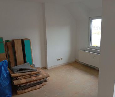 Schöne 2 Raum Dachgeschosswohnung mit Balkon , Einbauküche und - Photo 1