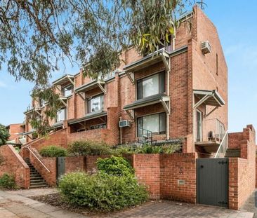 Studio with parkland frontage - Photo 3