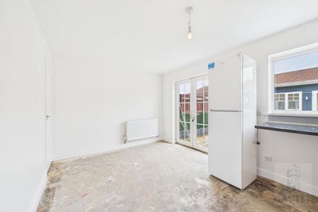4 bedroom semi-detached house to rent - Photo 3