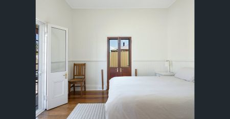 BRIGHT & SPACIOUS 3-BED HOME - Photo 5