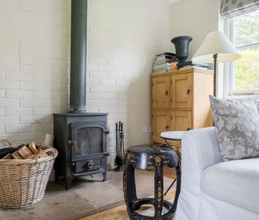 A beautifully refurbished cottage with countryside views. - Photo 4