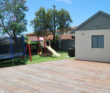 Large 4 Bedroom Brick Home - Photo 5