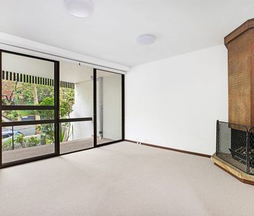 Refined Three-Level Residence in a Prestigious Wollstonecraft Setting - Photo 2