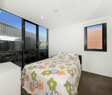 Stunning Two Bedroom Apartment In Prime Location - Photo 2