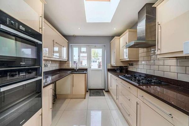 Courtenay Avenue, Harrow, HA3 - Photo 1