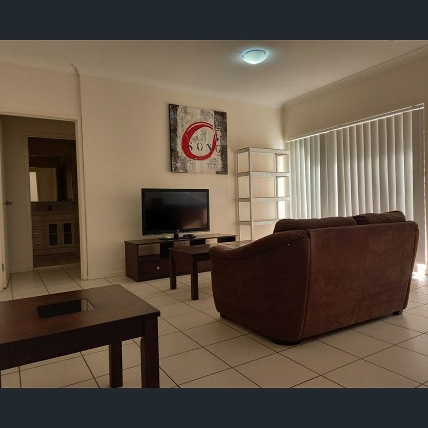 Modern Furnished Ground Floor Unit – Comfort & Convenience - Photo 1