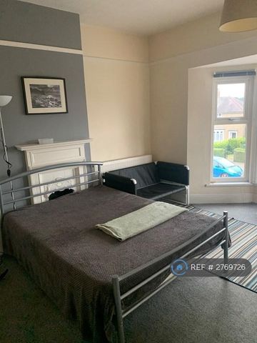 4 bedroom terraced house to rent - Photo 4