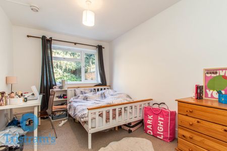 References Pending - 6 bed Semi-Detached House - Photo 3