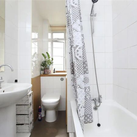 1 bedroom flat in Balham High Road - Photo 3