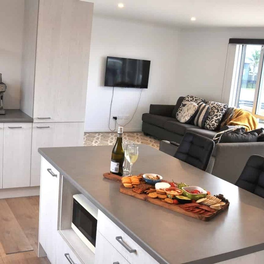 LONG TERM RENTAL - 1 YEAR FIXED TERM - Photo 1