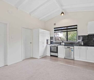 Family Home In New Lynn - Photo 5