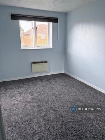 2 bedroom flat to rent - Photo 2
