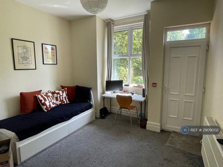 2 bedroom flat to rent - Photo 4