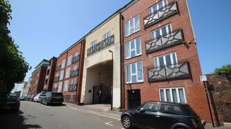 A fantastic two double bedroom flat in a secure development with wonderful views! **Video tour available** - Photo 4