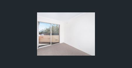 Convenient Spacious Apartment - Lock Up Garage & Balcony - Photo 3