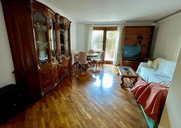 Monteverde Vecchio-Terrace: Furnished 2 Bedroom, 2 Bath, spacious kitchen, living, large private terrace and garden. Bright, silent, near shops, services and transport, located on a quite street in a well kept building. Possible parking. Ref 2375