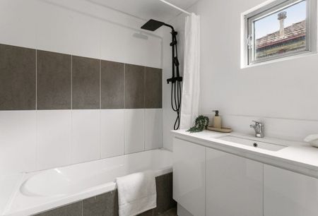 BEAUTIFUL FAMILY HOME, FULLY RENOVATED. - Photo 5