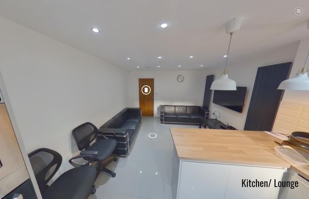 5 Bedroom Ensuite House To Rent - Photo 1